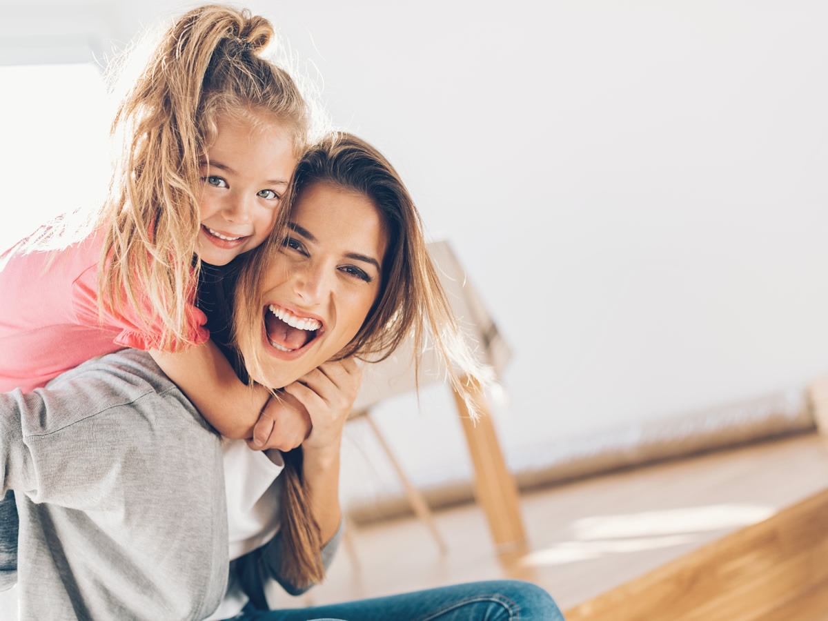 Kinderfreundliche Umgebung im Sonnenhof Dietikon Mutter und Kind spielen im Park des Sonnenhof Dietikon